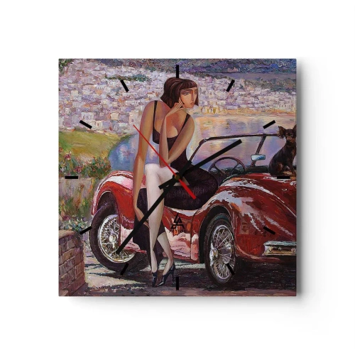 Wanduhr - Glasuhr - Eine Frau neben einem roten Auto mit einer Stadt im Hintergrund - 30x30cm - Sommer? Nur an der Riviera - Moderne Wanddekoration für Wohnzimmer und Schlafzimmer ARTTOR