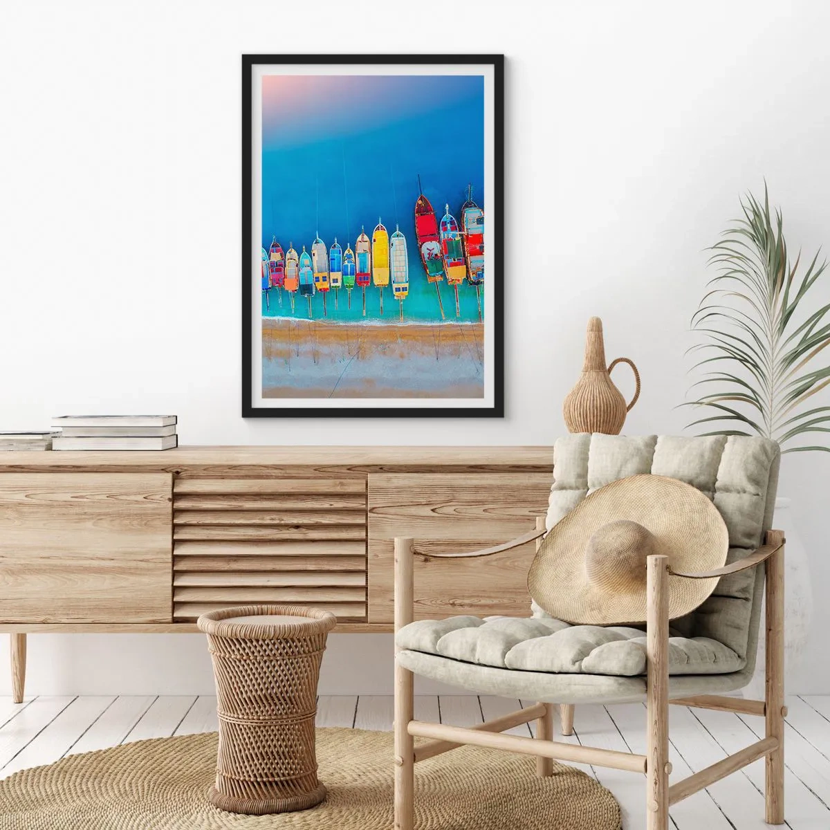 Poster in einem schwarzem Rahmen - Bunte Boote auf dem blauen Meer - 50x70cm - Aus der Vogelperspektive - Moderne Wanddekoration für Wohnzimmer und Schlafzimmer ARTTOR