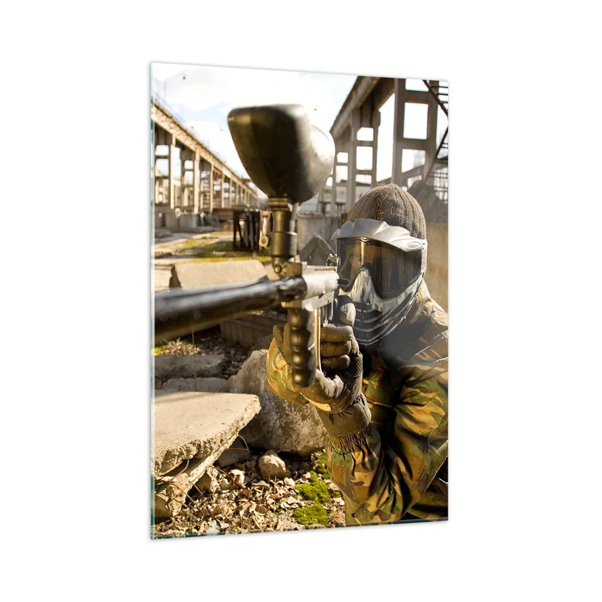 Glasbild - Bild auf glas - Paintball-Spieler in Aktion in einer industriellen Umgebung - 50x70cm - Auch du kannst ein Held werden - Moderne Wanddekoration für Wohnzimmer und Schlafzimmer ARTTOR