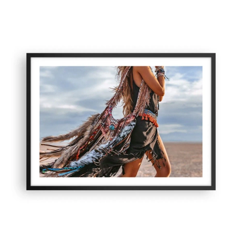 Poster in einem schwarzem Rahmen - Eine Frau im Boho-Stil mit Feder- und Schmuckdetails - 70x50cm - Das Mädchen des Schamanen - Moderne Wanddekoration für Wohnzimmer und Schlafzimmer ARTTOR