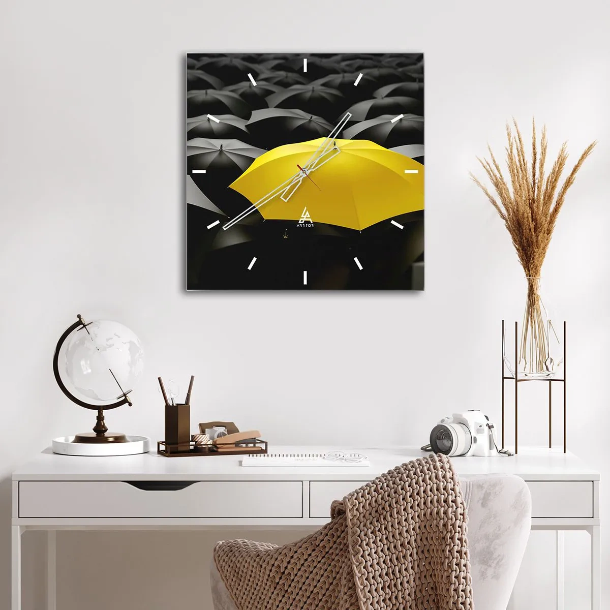 Wanduhr - Glasuhr - Ein gelber Regenschirm zwischen schwarzen Regenschirmen - 30x30cm - Auf Wiedersehen Trauer - Moderne Wanddekoration für Wohnzimmer und Schlafzimmer ARTTOR