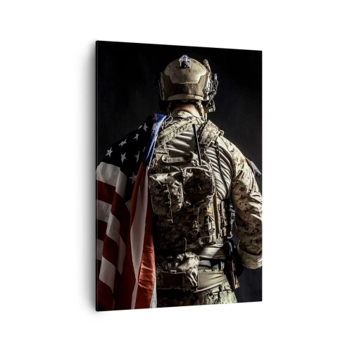 Bild auf Leinwand - Leinwandbild - Ein Soldat in Uniform mit einer Flagge vor dunklem Hintergrund - 70x100cm - Darum - Moderne Wanddekoration für Wohnzimmer und Schlafzimmer ARTTOR