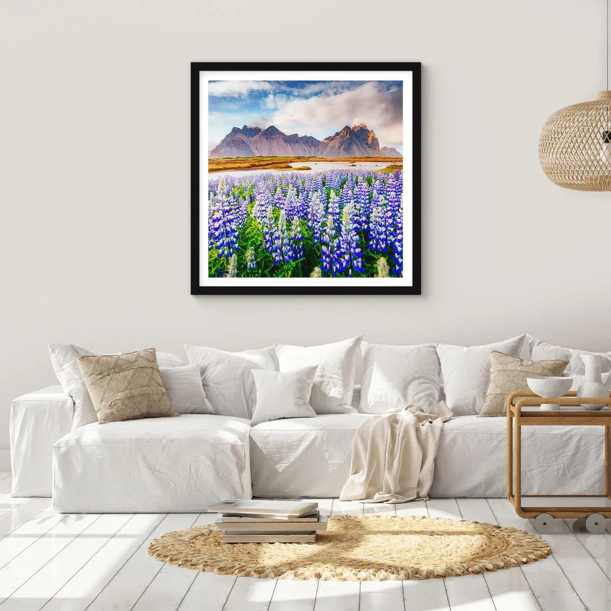 Poster in einem schwarzem Rahmen - Kraft und Strenge neben Sanftmut - 60x60 cm