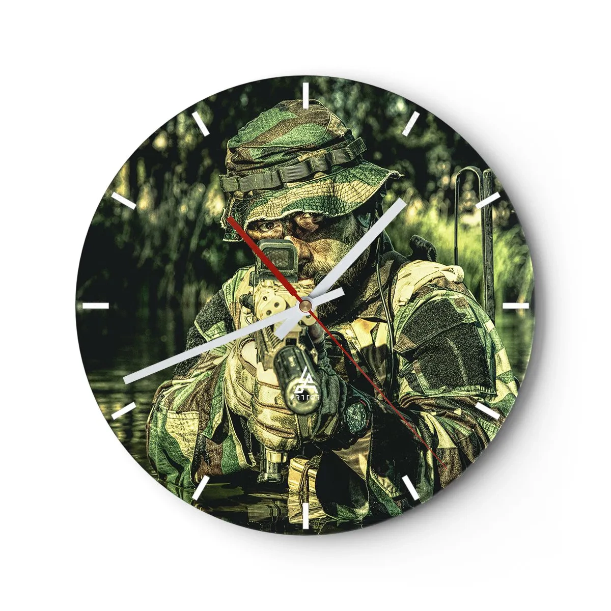 Wanduhr - Glasuhr - Ein Soldat in Tarnkleidung zielt auf das Gelände in einem Waldgebiet. - 30x30cm - Das Beste vom Besten - Moderne Wanddekoration für Wohnzimmer, Küche und Schlafzimmer ARTTOR