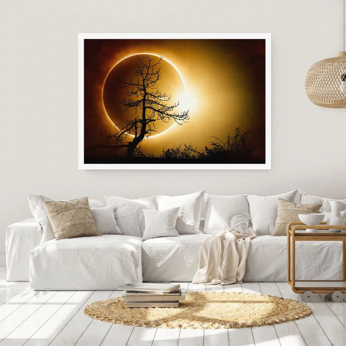 Poster - Sonnenfinsternis mit einer Baumsilhouette im Vordergrund - 100x70cm - Totale Finsternis - Moderne Wanddekoration für Wohnzimmer und Schlafzimmer ARTTOR