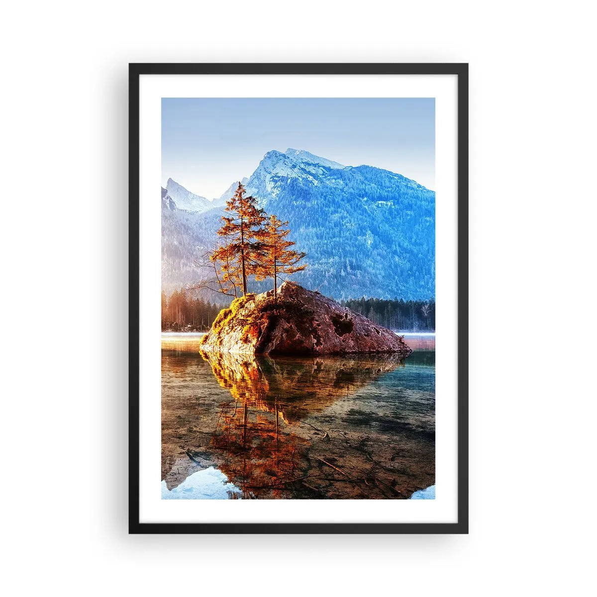 Poster in einem schwarzem Rahmen - Bäume auf einem Felsen spiegeln sich in einem ruhigen See - 50x70cm - Natur in neuem Licht - Moderne Wanddekoration für Wohnzimmer und Schlafzimmer ARTTOR
