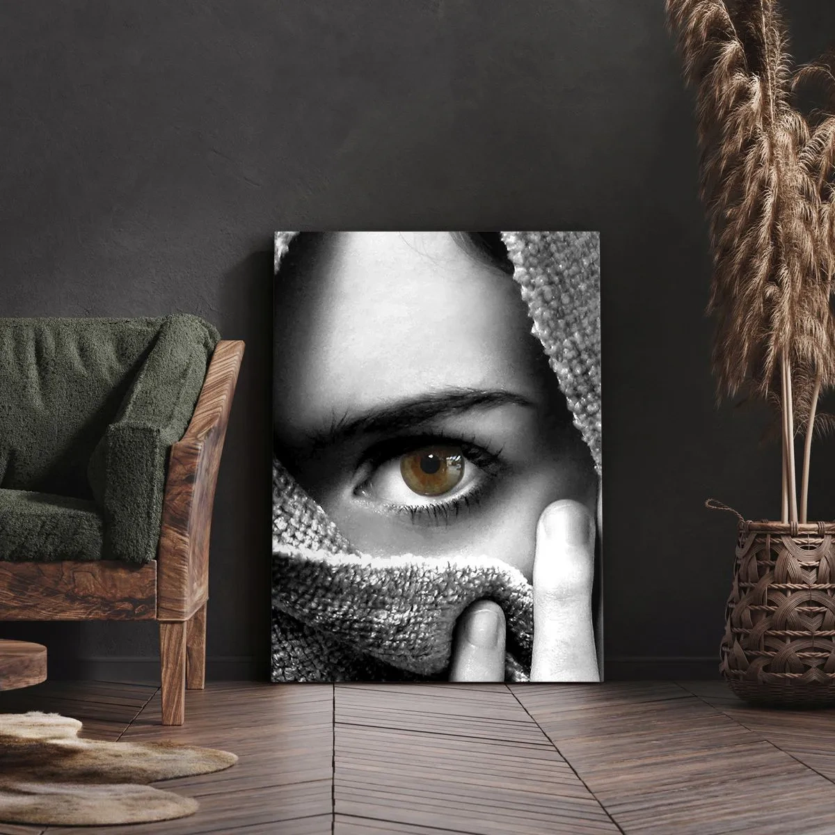 Bild auf Leinwand - Leinwandbild - Porträt einer Frau mit bernsteinfarbenen Augen, bedeckt mit einem Stoff in Grautönen. - 50x70cm - Erfahre das Geheimnis - Moderne Wanddekoration für Wohnzimmer und Schlafzimmer ARTTOR