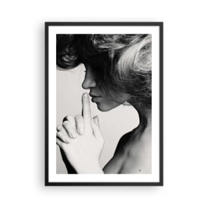 Poster in einem schwarzem Rahmen - Porträt einer Frau mit einer Geste des Schweigens - 50x70cm - Auf sich selbst hören - Moderne Wanddekoration für Wohnzimmer und Schlafzimmer ARTTOR