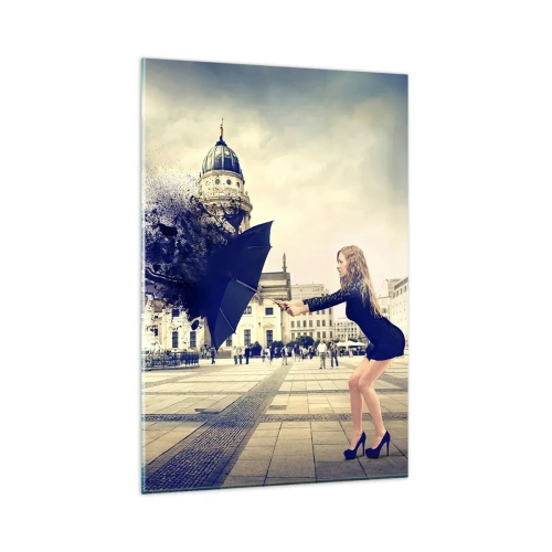 Glasbild - Bild auf glas - Eine Frau mit Regenschirm in einer künstlerischen Komposition vor urbanem Hintergrund - 80x120cm - Es weht so ein Wind ... - Moderne Wanddekoration für Wohnzimmer und Schlafzimmer ARTTOR