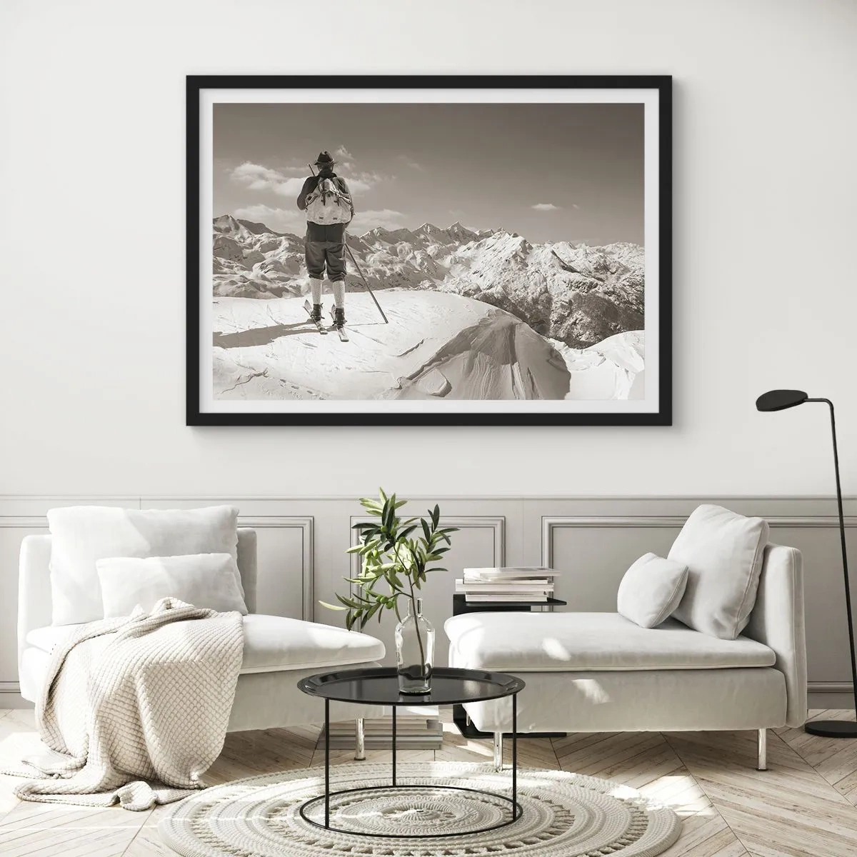 Poster in einem schwarzem Rahmen - Ein Skifahrer auf einem Berggipfel in Schwarz und Weiß - 70x50cm - Und die Berge bleiben unverändert - Moderne Wanddekoration für Wohnzimmer und Schlafzimmer ARTTOR