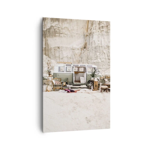 Bild auf Leinwand - Leinwandbild - Ein Retro-Camper im Boho-Design vor einer felsigen Landschaft. - 80x120cm - Es ist die Zeit, die Reise zu beginnen - Moderne Wanddekoration für Wohnzimmer und Schlafzimmer ARTTOR