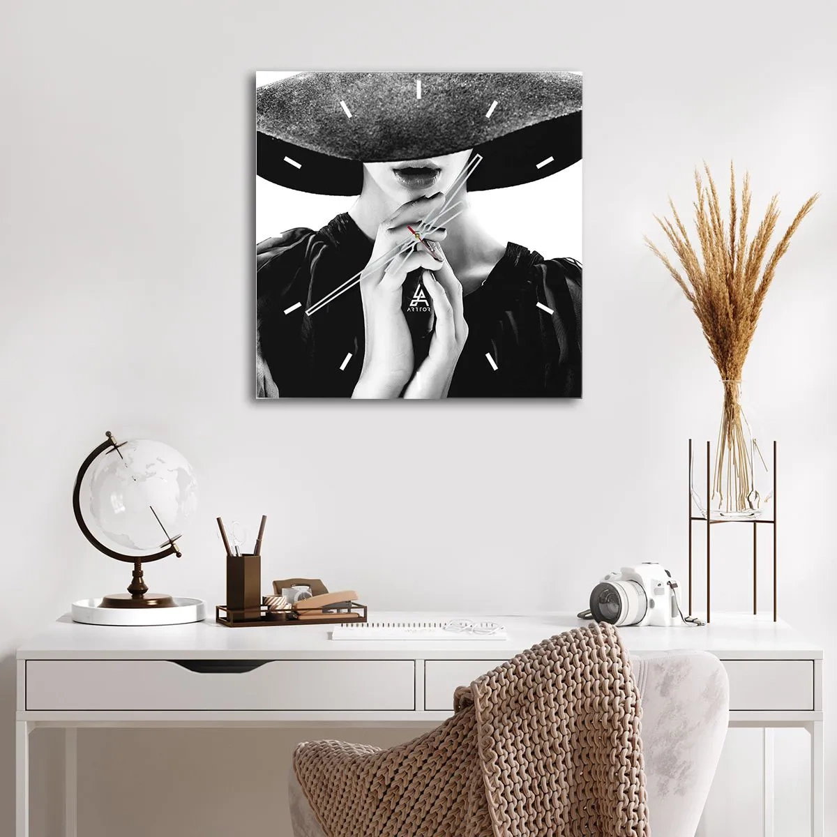Wanduhr - Glasuhr - Stilvolle Frau mit großem Hut in Schwarz-Weiß-Tönen - 30x30cm - Versteckte Schönheit - Moderne Wanddekoration für Wohnzimmer und Schlafzimmer ARTTOR