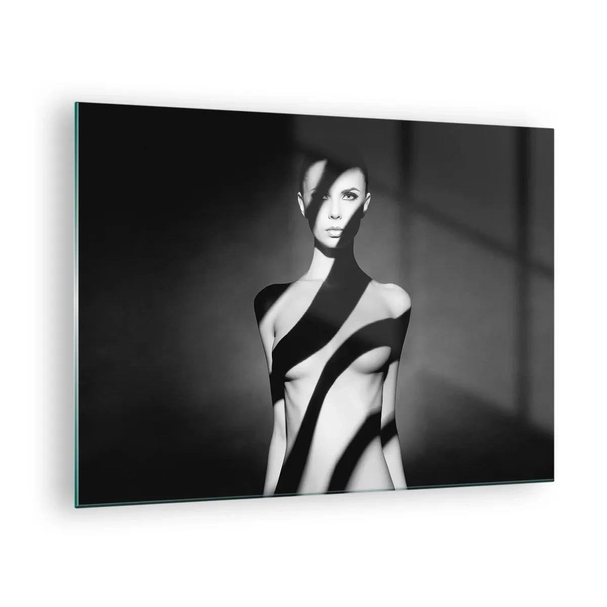 Glasbild - Bild auf glas - Schwarz-Weiß-Porträt einer Frau mit markanten Schatten - 70x50cm - In Glanz und Schatten - Moderne Wanddekoration für Wohnzimmer und Schlafzimmer ARTTOR