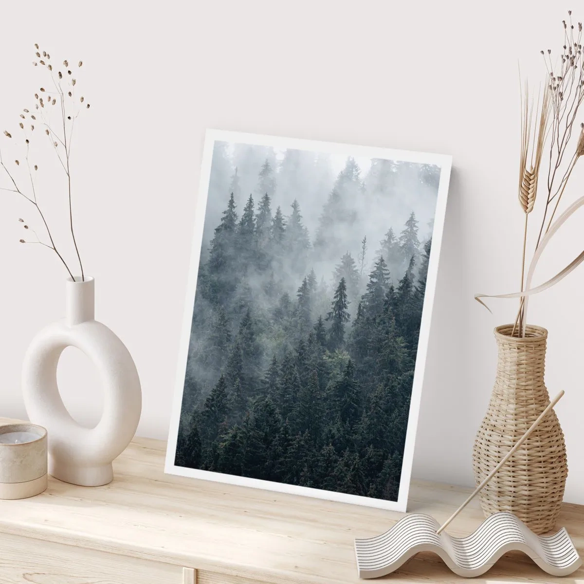 Poster - Ein nebliger Wald mit hohen Nadelbäumen - 50x70cm - Walddämmerung - Moderne Wanddekoration für Wohnzimmer und Schlafzimmer ARTTOR