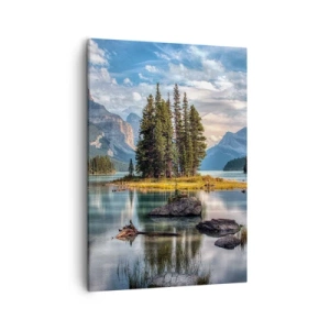 Bild auf Leinwand - Leinwandbild - Eine Berglandschaft mit einer Insel, umgeben von einem ruhigen See - 50x70cm - An dem tollen und sauberen Wasser ... - Moderne Wanddekoration für Wohnzimmer und Schlafzimmer ARTTOR