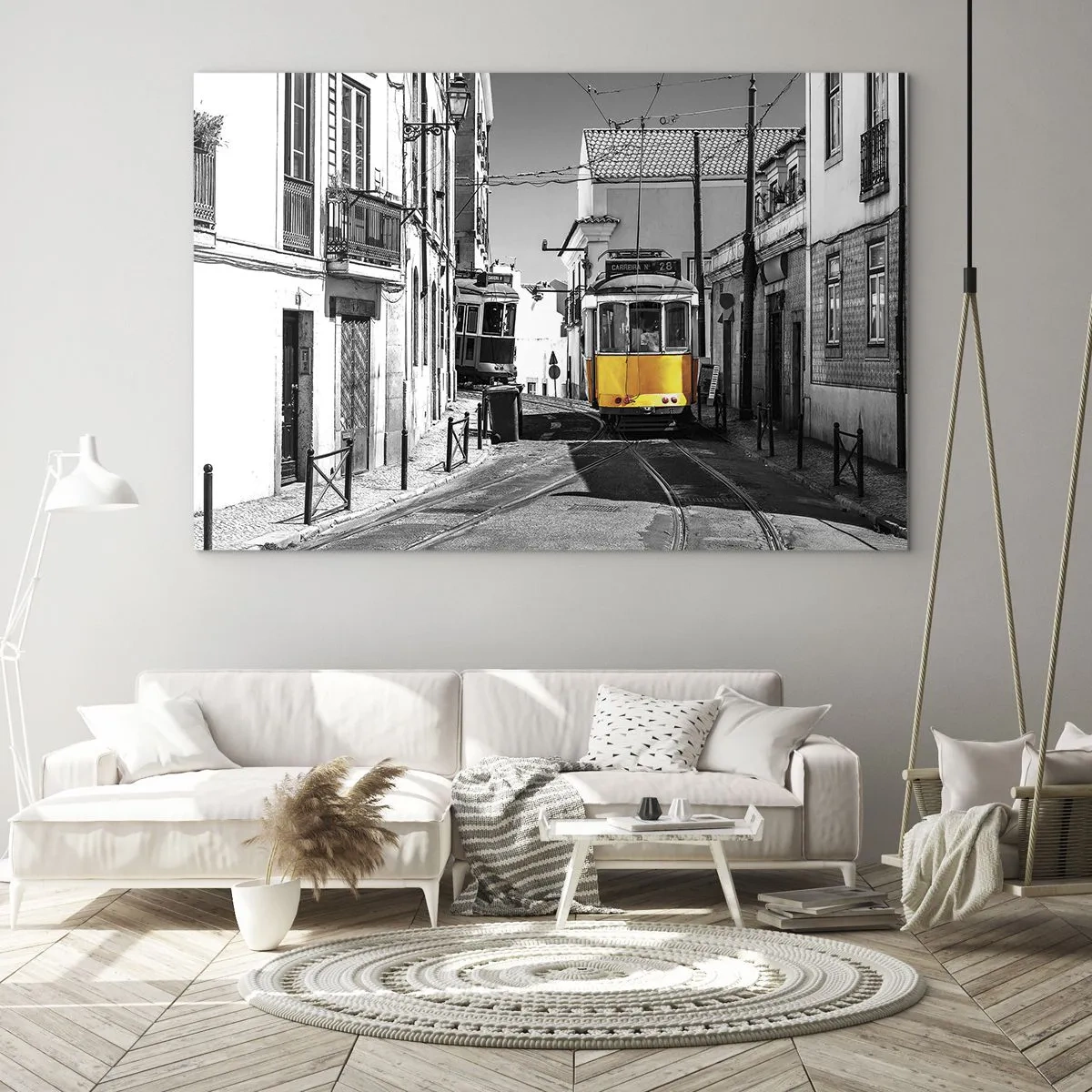 Glasbild - Bild auf glas - Eine gelbe Straßenbahn auf einer schwarz-weißen Straße in einer europäischen Stadt. - 70x50cm - Der Geist von Lissabon - Moderne Wanddekoration für Wohnzimmer und Schlafzimmer ARTTOR