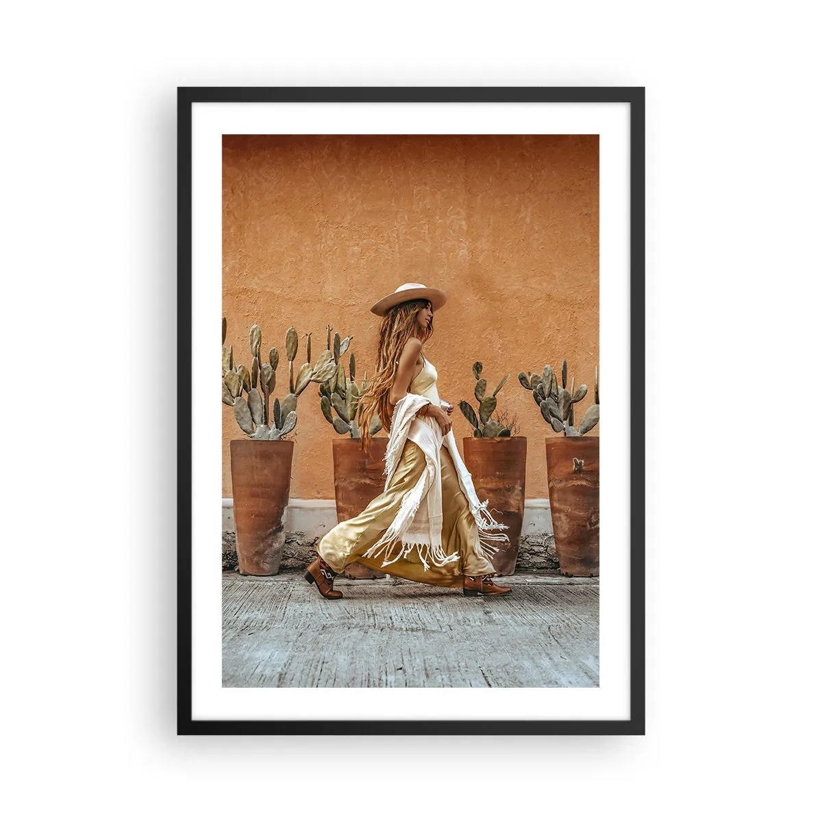 Poster in einem schwarzem Rahmen - Stilvolle Frau mit Hut vor dem Hintergrund von Kakteen - 50x70cm - Hippie-Stil - Moderne Wanddekoration für Wohnzimmer und Schlafzimmer ARTTOR