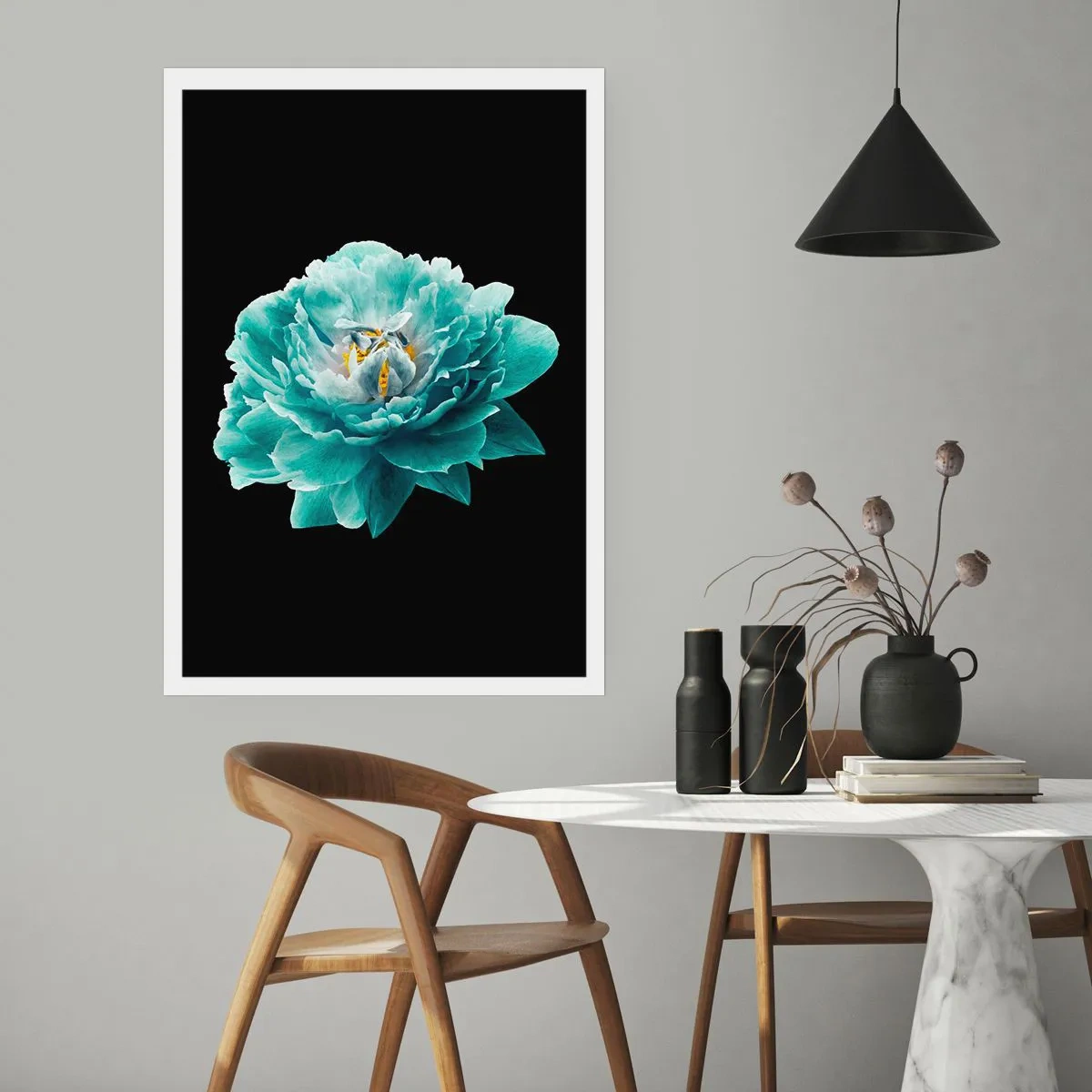 Poster - Türkisfarbene Blume mit einer Biene auf schwarzem Hintergrund - 50x70cm - Blaue und goldene Blütenblätter - Moderne Wanddekoration für Wohnzimmer und Schlafzimmer ARTTOR