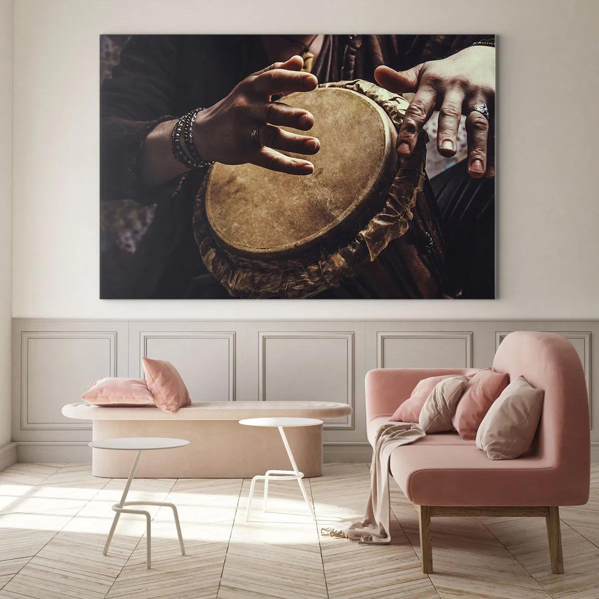 Glasbild - Bild auf glas - Nahaufnahme von Händen, die in warmem Licht eine Djembe-Trommel spielen. - 120x80cm - Im Rhythmus des Herzens - Moderne Wanddekoration für Wohnzimmer und Schlafzimmer ARTTOR