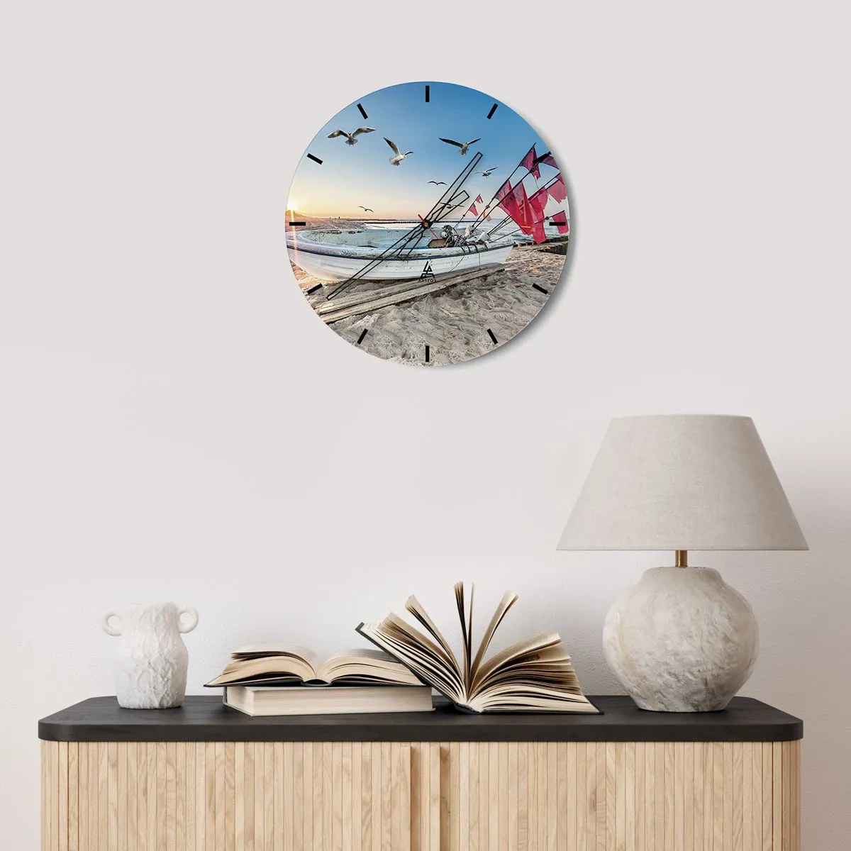 Wanduhr - Glasuhr - Fischerboot am Strand bei Sonnenuntergang mit fliegenden Möwen - 30x30cm - Wohlverdiente Ruhe - Moderne Wanddekoration für Wohnzimmer, Küche und Schlafzimmer ARTTOR