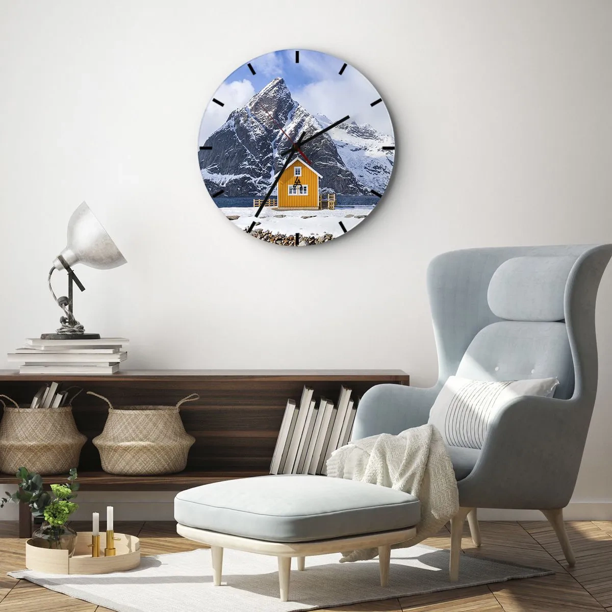 Wanduhr - Glasuhr - Ein gelbes Häuschen am Wasser mit schneebedeckter Bergkulisse - 30x30cm - Skandinavische Feiertage - Moderne Wanddekoration für Wohnzimmer, Küche und Schlafzimmer ARTTOR