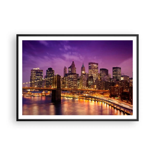 Poster in einem schwarzem Rahmen - Panorama der Stadt mit der Brücke im Abendlicht vor dem violetten Himmel - 100x70cm - Violett-goldenes Manhathann - Moderne Wanddekoration für Wohnzimmer und Schlafzimmer ARTTOR