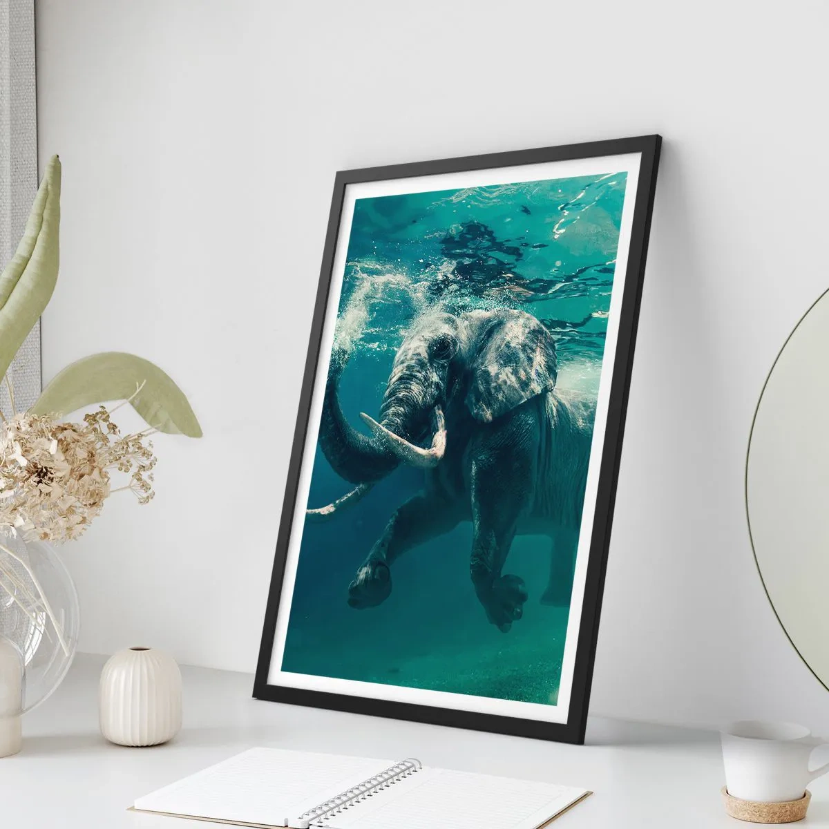 Poster in einem schwarzem Rahmen - Jeder schwimmt gerne - 30x40 cm