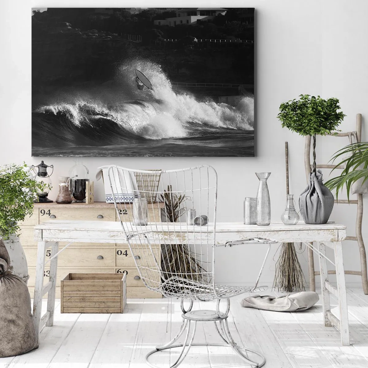 Bild auf Leinwand - Leinwandbild - Ein Surfer, der eine Welle reitet, in Monochrom - 70x50cm - Herausforderung angenommen! - Moderne Wanddekoration für Wohnzimmer und Schlafzimmer ARTTOR