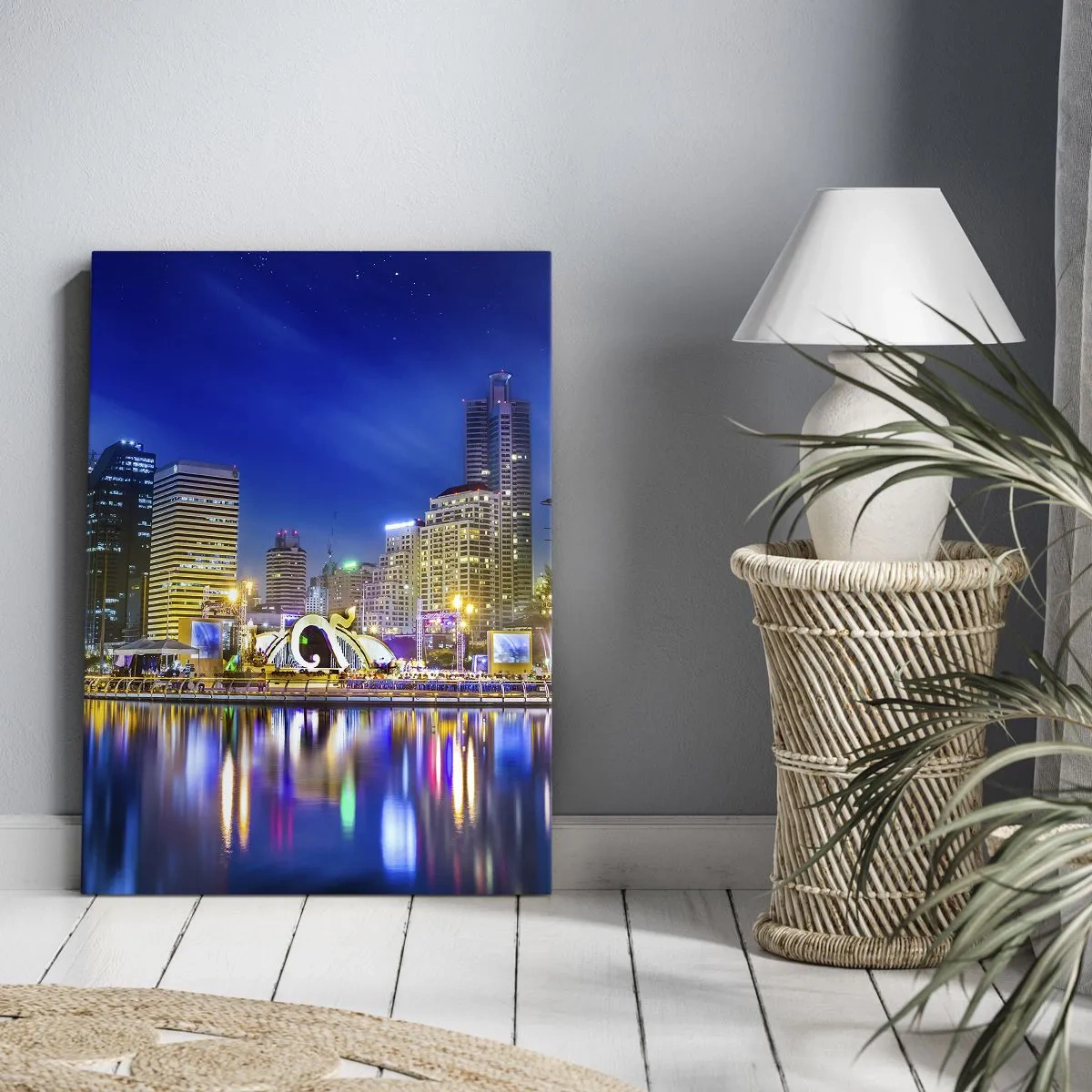 Bild auf Leinwand - Leinwandbild - Nachtpanorama der Stadt mit auf dem Wasser reflektierten Lichtern - 80x120cm - Metropolis bei Regenbogennacht - Moderne Wanddekoration für Wohnzimmer und Schlafzimmer ARTTOR