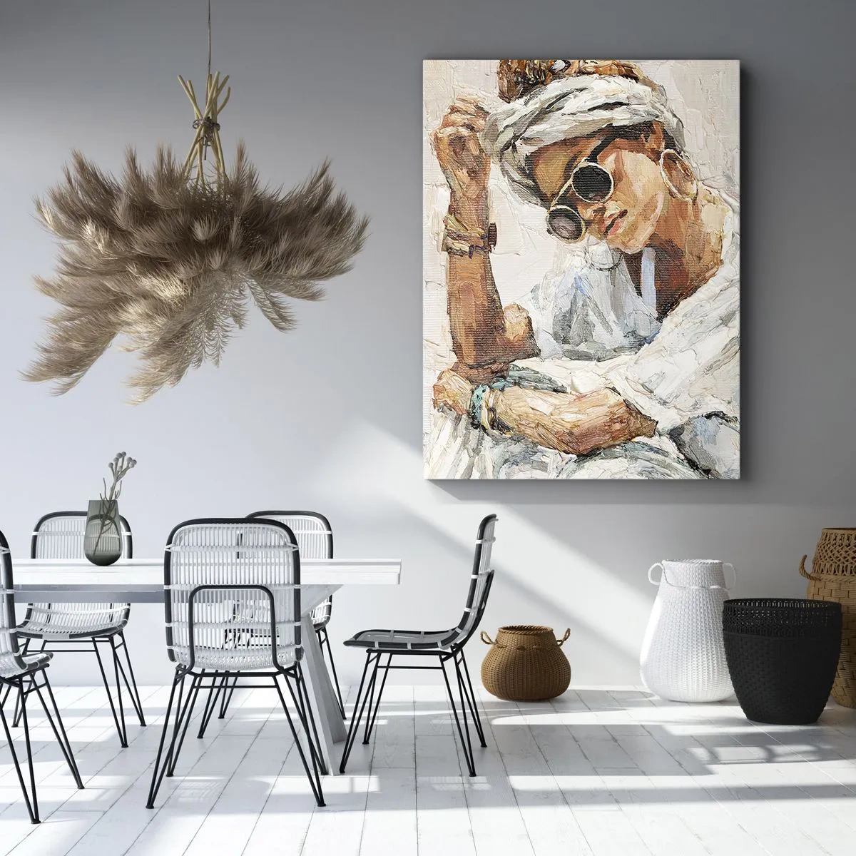 Bild auf Leinwand - Leinwandbild - Porträt einer Frau mit Sonnenbrille vor einer hellen Wand - 80x120cm - Porträt in voller Sonne - Moderne Wanddekoration für Wohnzimmer und Schlafzimmer ARTTOR