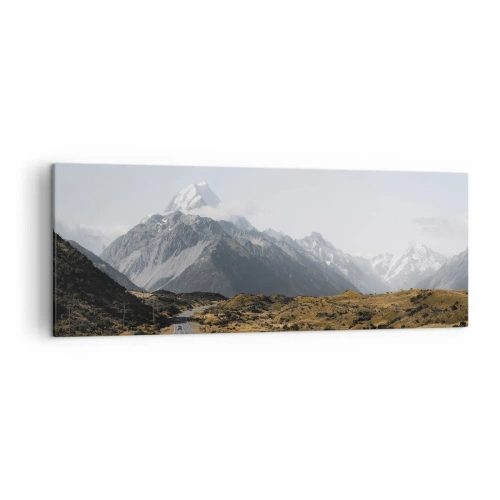 Bild auf Leinwand - Leinwandbild - Eine Straße in den Bergen, umgeben von einer malerischen Landschaft - 140x50cm - Der Weg ins Herz der Berge - Moderne Wanddekoration für Wohnzimmer und Schlafzimmer ARTTOR