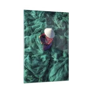 Glasbild - Bild auf glas - Eine Person mit Hut zwischen grünen Fischernetzen - 80x120cm - In einem Meer aus Netzen - Moderne Wanddekoration für Wohnzimmer und Schlafzimmer ARTTOR