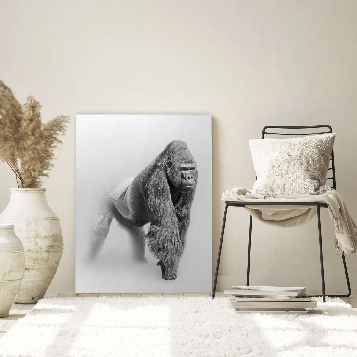 Glasbild - Bild auf glas - Gorilla in monochromen Tönen auf weißem Hintergrund - 70x100cm - Zuversichtlich in seiner Stärke - Moderne Wanddekoration für Wohnzimmer und Schlafzimmer ARTTOR