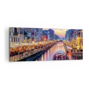 Bild auf Leinwand - Leinwandbild - Ein Kanal mit Beleuchtung, umgeben von farbenfrohen Gebäuden - 120x50cm - Ein Abend voller Licht und Spaß - Moderne Wanddekoration für Wohnzimmer und Schlafzimmer ARTTOR
