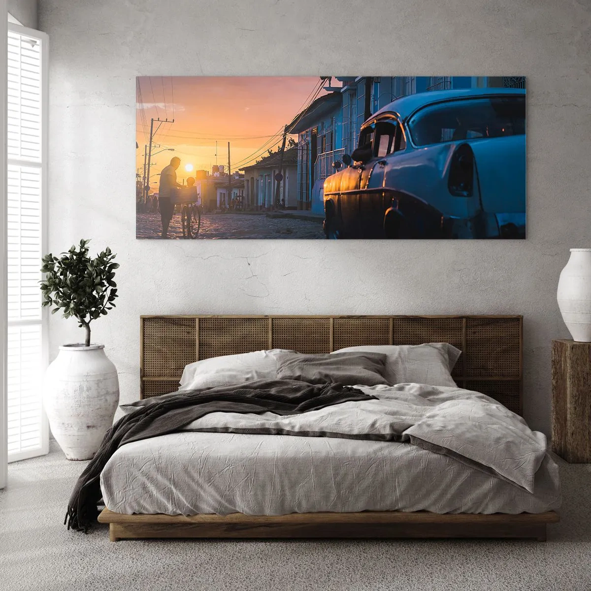 Glasbild - Bild auf glas - Retro-Auto und Fahrrad auf der Straße im Licht der untergehenden Sonne - 160x50cm - Hier vergeht die Zeit - Moderne Wanddekoration für Wohnzimmer und Schlafzimmer ARTTOR