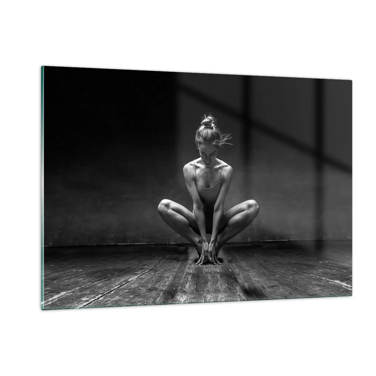 Glasbild - Bild auf glas - Eine Tänzerin in einer Ballettpose auf einem Holzboden - 120x80cm - Konzentration der Tanzenergie - Moderne Wanddekoration für Wohnzimmer und Schlafzimmer ARTTOR
