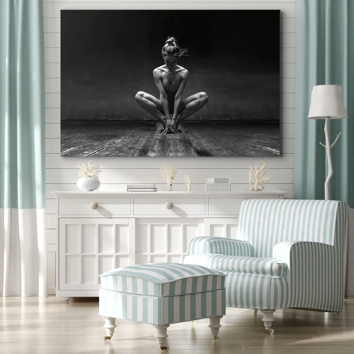 Bild auf Leinwand - Leinwandbild - Ein Schwarz-Weiß-Porträt einer Tänzerin in voller Konzentration. - 70x50cm - Konzentration der Tanzenergie - Moderne Wanddekoration für Wohnzimmer und Schlafzimmer ARTTOR