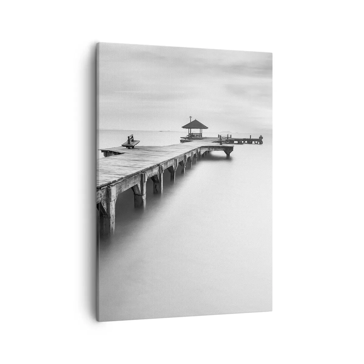 Bild auf Leinwand - Leinwandbild - Eine Schwarzweißansicht eines Holzstegs über ruhigem Wasser. - 50x70cm - In die Ferne - Moderne Wanddekoration für Wohnzimmer und Schlafzimmer ARTTOR