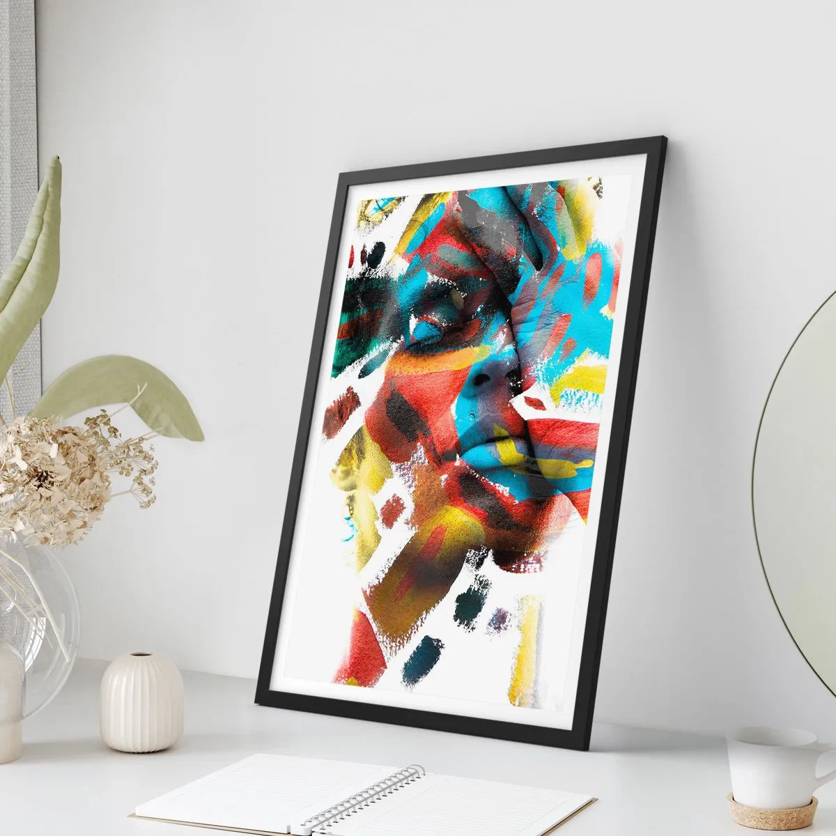 Poster in einem schwarzem Rahmen - Künstlerisches Porträt einer Frau in abstrakten Farben - 50x70cm - Eine bunte Persönlichkeit - Moderne Wanddekoration für Wohnzimmer und Schlafzimmer ARTTOR