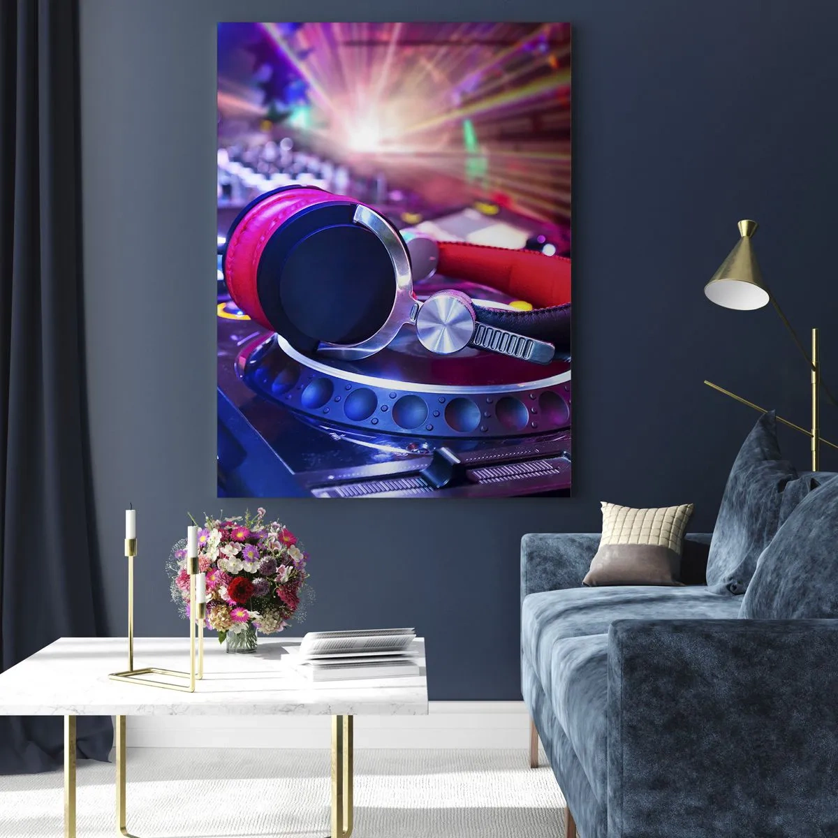 Glasbild - Bild auf glas - DJ-Kopfhörer auf einer Konsole, die von Scheinwerfern auf einer Party beleuchtet wird - 70x100cm - Es wird, es wird passieren - Moderne Wanddekoration für Wohnzimmer und Schlafzimmer ARTTOR