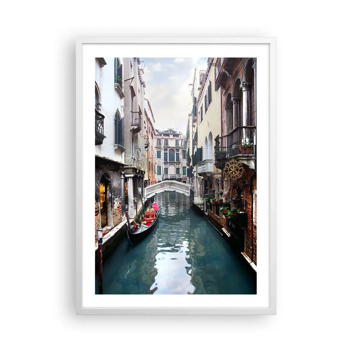 Poster in einem weißen Rahmen - Venezianische Landschaft mit Gondel und Brücke - 50x70 cm