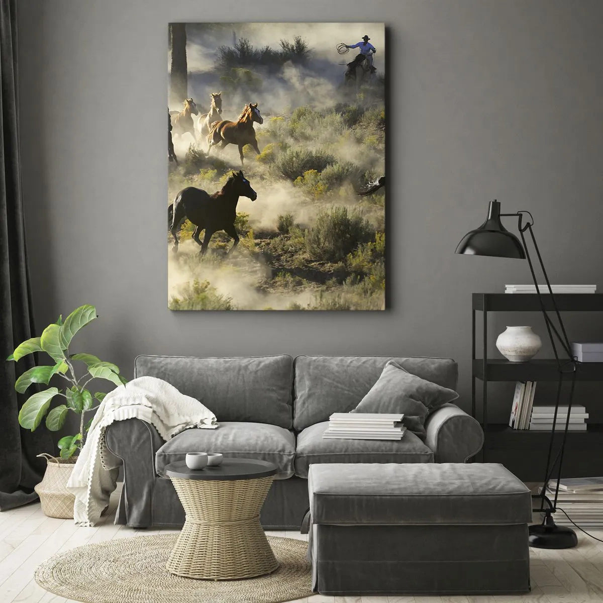 Bild auf Leinwand - Leinwandbild - Eine Herde wilder Pferde galoppiert durch Staub und Vegetation - 80x120cm - Rivalität – Freiheit oder männliche Stärke? - Moderne Wanddekoration für Wohnzimmer und Schlafzimmer ARTTOR