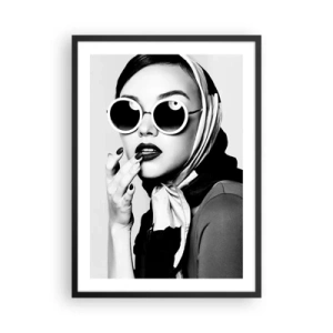 Poster in einem schwarzem Rahmen - Porträt einer Frau mit Sonnenbrille und Schal - 50x70cm - Grüße aus den 1960er Jahren - Moderne Wanddekoration für Wohnzimmer und Schlafzimmer ARTTOR