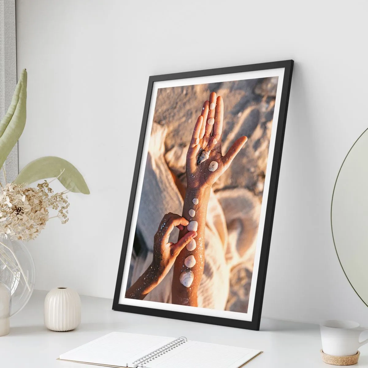 Poster in einem schwarzem Rahmen - Schönheit an Ihren Fingerspitzen - 40x50 cm