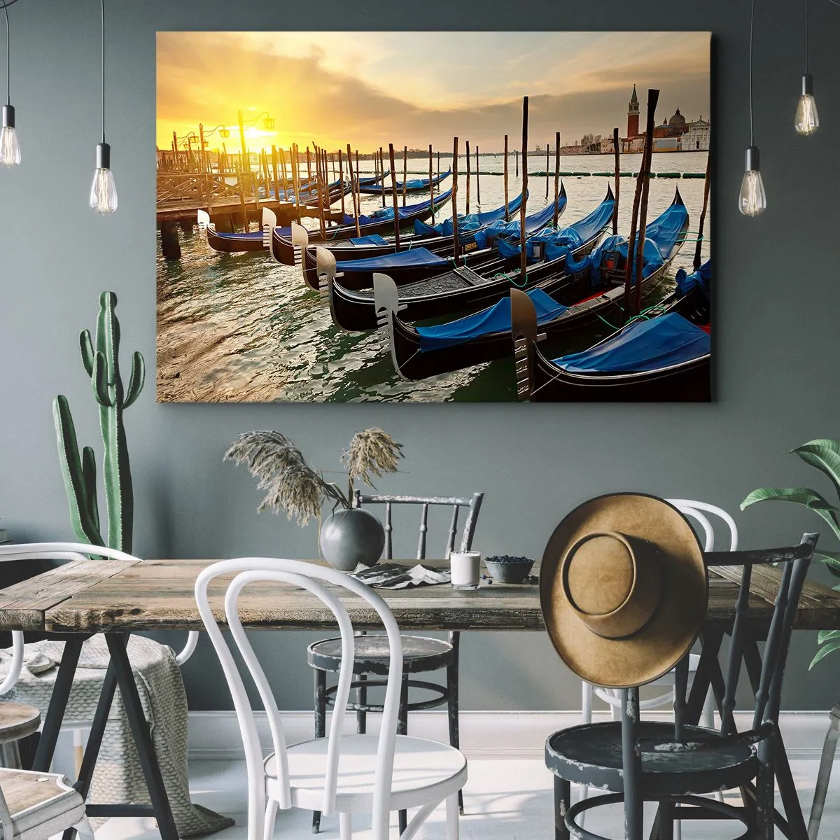 Bild auf Leinwand - Leinwandbild - Gondeln in Venedig am Morgen im Licht der aufgehenden Sonne - 120x80cm - Bevor das Summen kommt - Moderne Wanddekoration für Wohnzimmer und Schlafzimmer ARTTOR