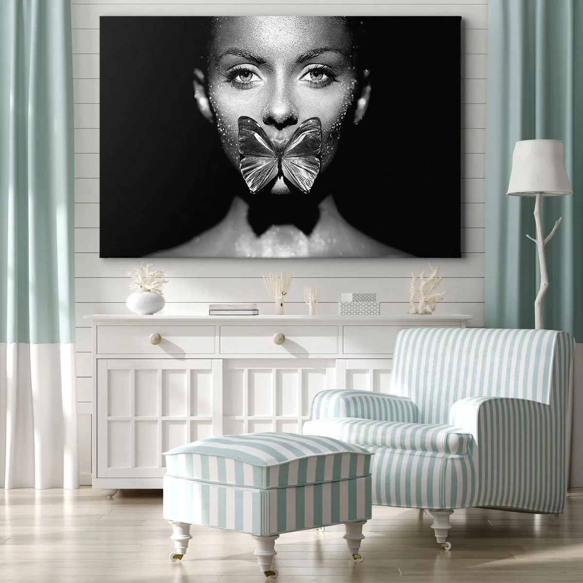 Bild auf Leinwand - Leinwandbild - Schwarz-weißes Frauengesicht mit einem Schmetterling auf den Lippen - 70x50cm - Schmetterlingskuss - Moderne Wanddekoration für Wohnzimmer und Schlafzimmer ARTTOR