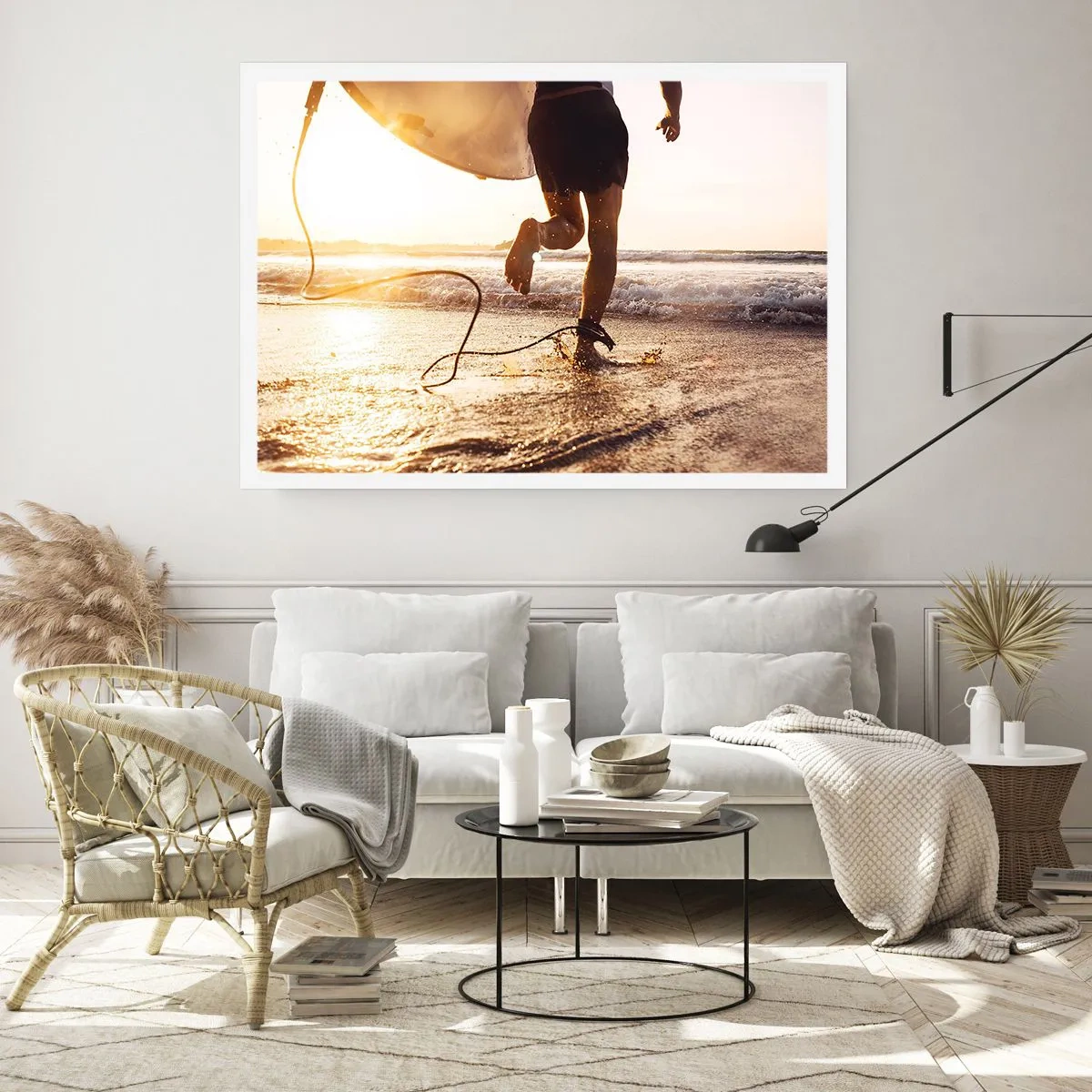 Poster - Ein Surfer läuft mit seinem Brett in der Sonne am Strand entlang. - 100x70cm - Um die Welle zu treffen - Moderne Wanddekoration für Wohnzimmer und Schlafzimmer ARTTOR