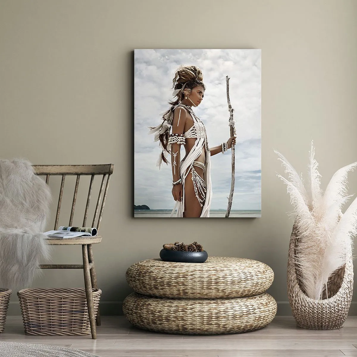 Bild auf Leinwand - Leinwandbild - Stilisierte Frau am Strand mit ethnischen Ornamenten und einem Stock - 50x70cm - Königin der Tropen - Moderne Wanddekoration für Wohnzimmer und Schlafzimmer ARTTOR