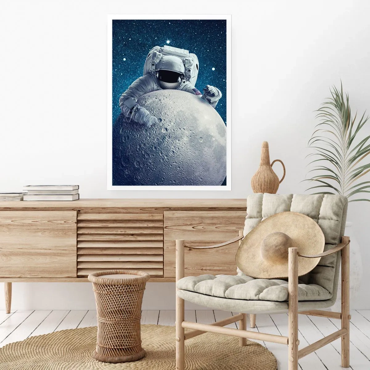 Poster - Ein Astronaut hält ein Stück Mond vor einem Sternenhimmel. - 50x70cm - Weltraumjoker - Moderne Wanddekoration für Wohnzimmer und Schlafzimmer ARTTOR
