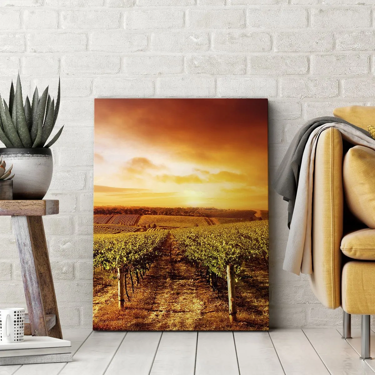 Bild auf Leinwand - Leinwandbild - Weinberg bei Sonnenuntergang mit warmen Himmelstönen - 50x70cm - Leicht fruchtig mit einem Hauch Sonnenschein - Moderne Wanddekoration für Wohnzimmer und Schlafzimmer ARTTOR
